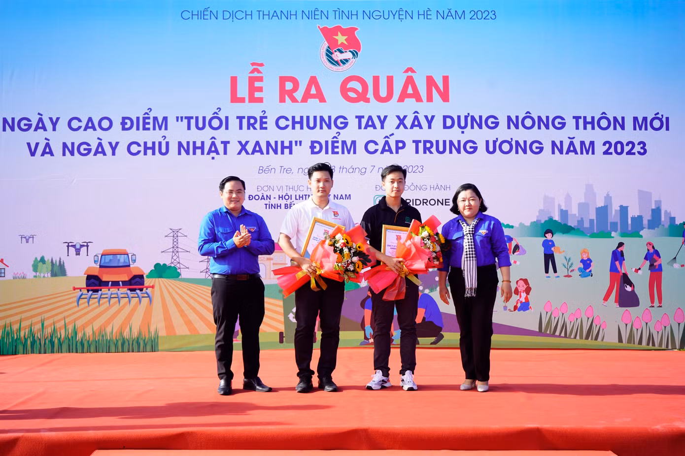 Đội hình Trí thức trẻ cấp T.Ư tham gia tình nguyện xây dựng Nông thôn mới tỉnh Bến Tre.