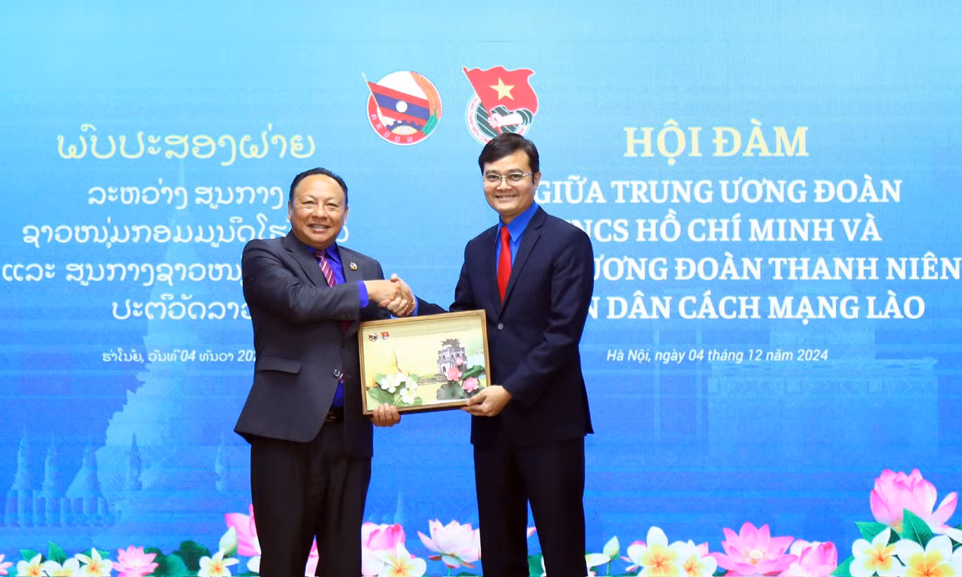 T.Ư Đoàn thanh niên hai nước Việt Nam – Lào, tặng quà lưu niệm tại chương trình.