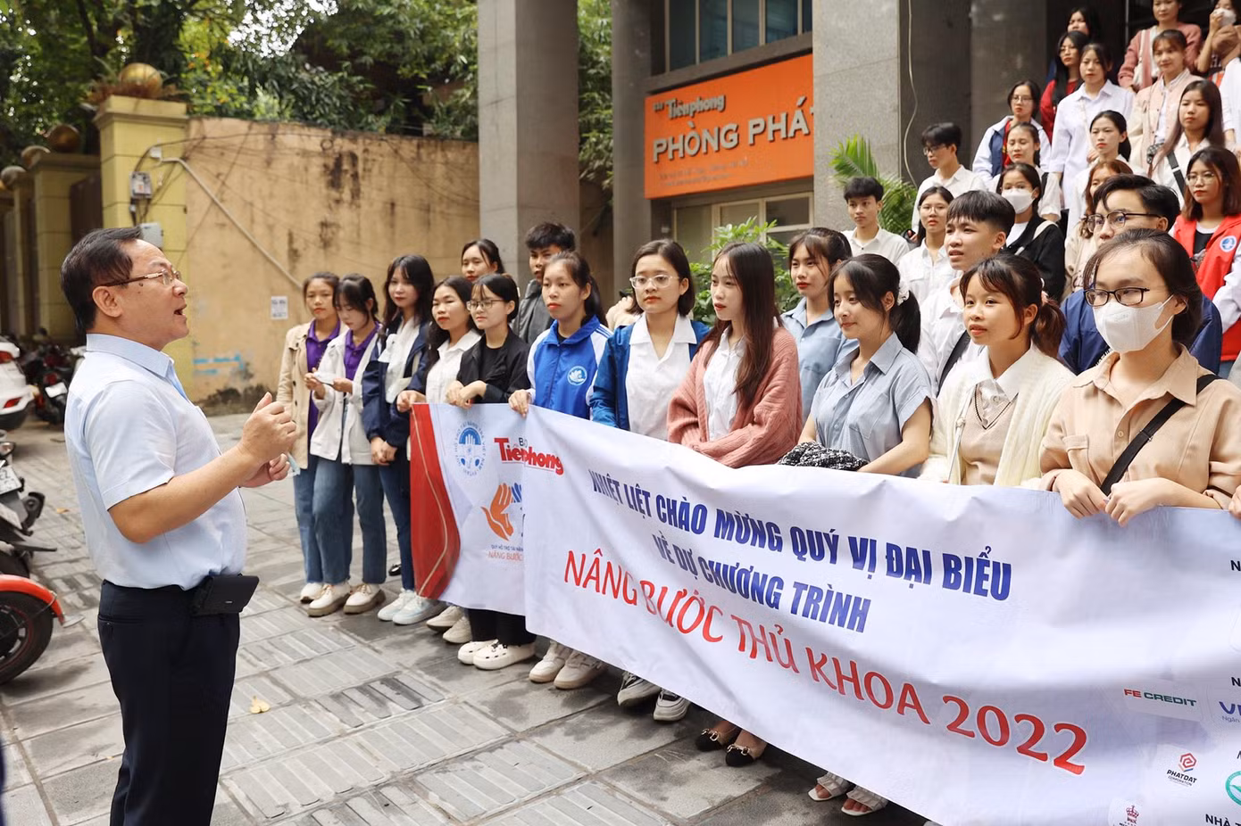 Nhà báo Lê Xuân Sơn, Tổng Biên tập Báo Tiền Phong chia sẻ với các sinh viên trước giờ trải nghiệm. Ảnh: NHƯ Ý