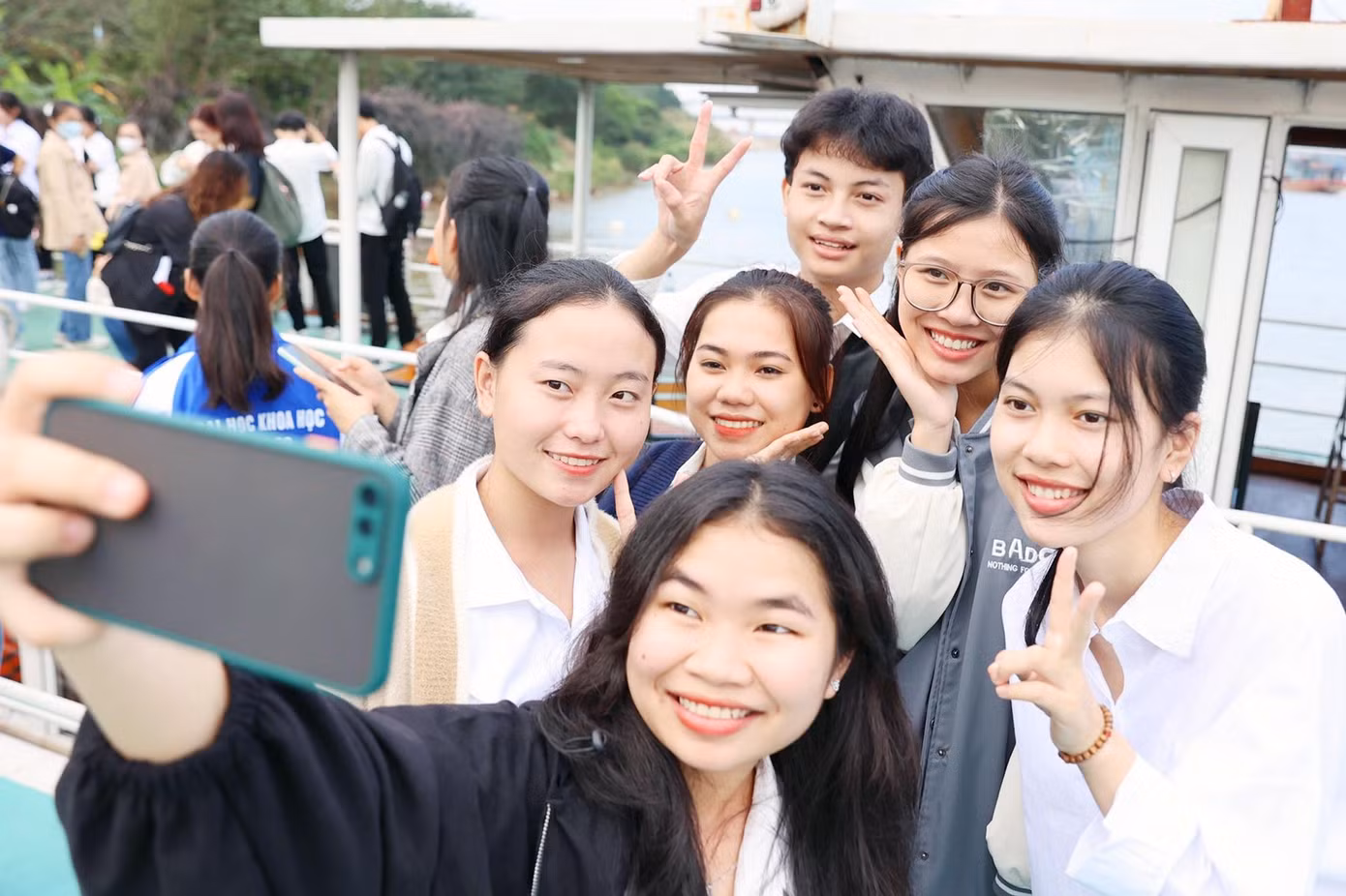 Gần 70 sinh viên có cơ hội tham quan, du ngoạn trên sông Hồng. Ảnh: NHƯ Ý