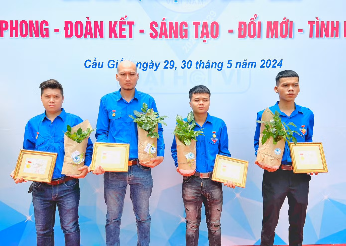 Trao tặng Huy hiệu 'Tuổi trẻ dũng cảm' cho bốn thanh niên đập tường cứu người Hà Nội. Trao tặng Huy hiệu 'Tuổi trẻ dũng cảm' cho bốn thanh niên đập tường cứu người Hà Nội.