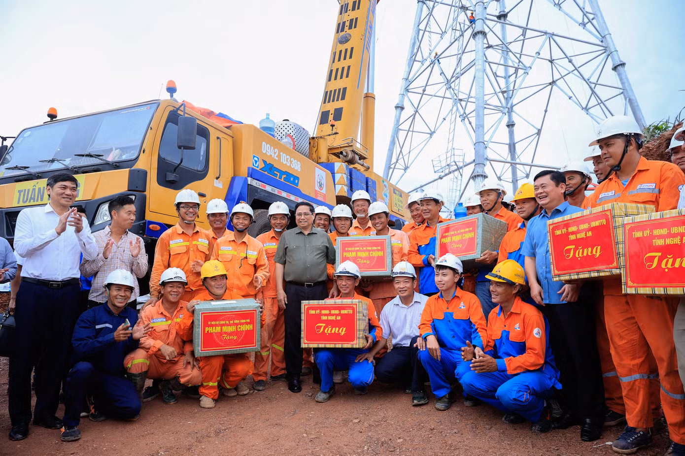 Thủ tướng tặng quà lực lượng thi công dựng cột VT22. Ảnh: VGP/Nhật Bắc