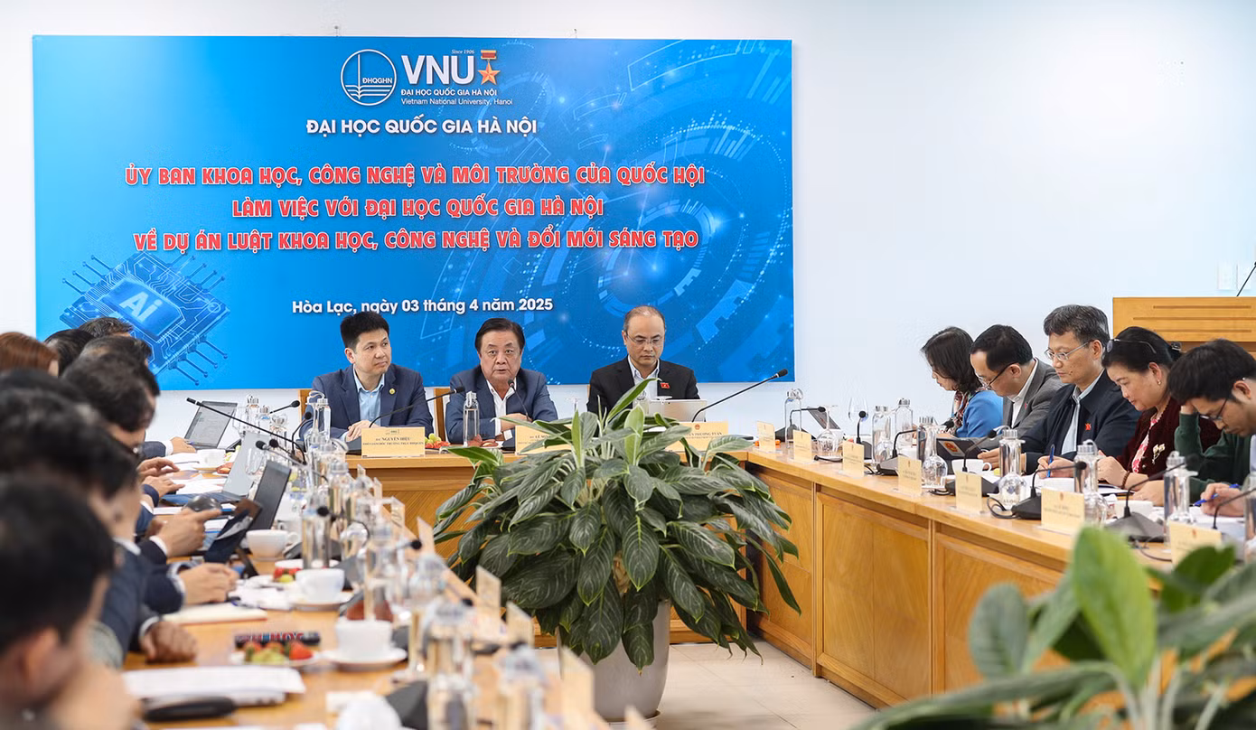 Ban Giám đốc ĐHQG Hà Nội đã có buổi làm việc với Đoàn công tác của Thường trực Ủy ban Khoa học - Công nghệ - Môi trường của Quốc hội do ông Lê Minh Hoan - Ủy viên T.Ư Đảng, Phó Chủ tịch Quốc hội làm trưởng đoàn. Ban Giám đốc ĐHQG Hà Nội đã có buổi làm việc với Đoàn công tác của Thường trực Ủy ban Khoa học - Công nghệ - Môi trường của Quốc hội do ông Lê Minh Hoan - Ủy viên T.Ư Đảng, Phó Chủ tịch Quốc hội làm trưởng đoàn.