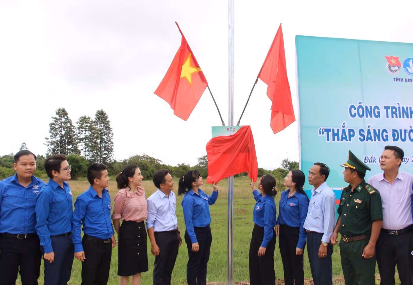 Tỉnh Đoàn Bình Dương đã tổ chức trao tặng công trình Thắp sáng đường quê.