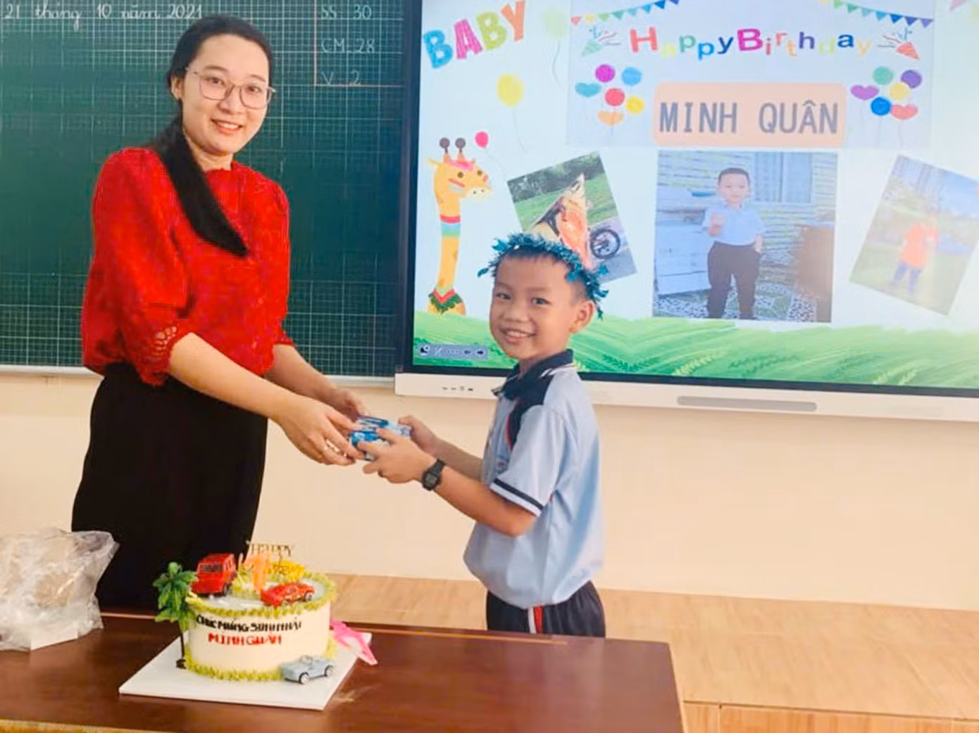 Cô giáo Dương Diệu Phương cùng các học trò tại trường Tiểu học Côn Đảo (tỉnh Bà Rịa - Vũng Tàu).