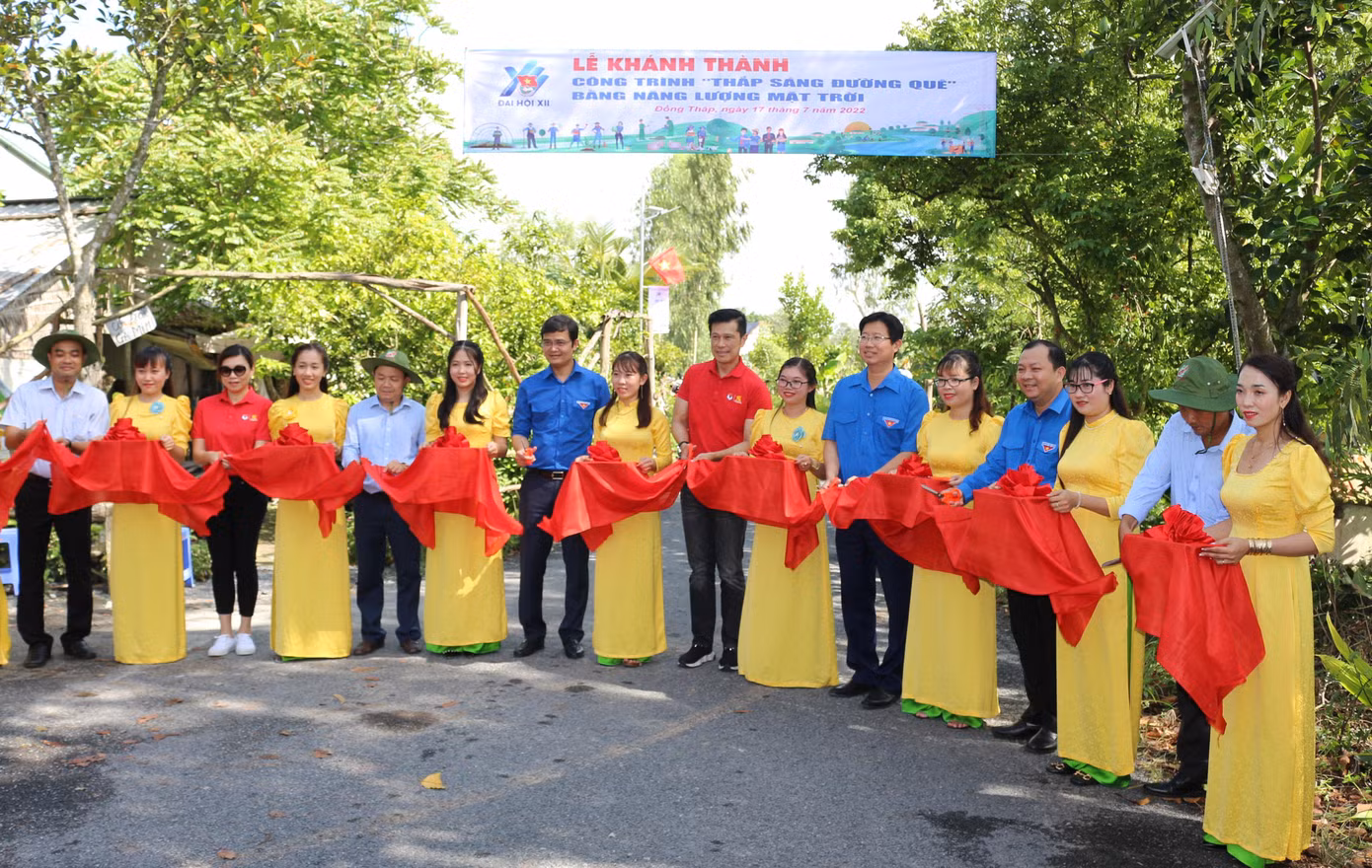 Bí thư thường trực T.Ư Đoàn Bùi Quang Huy cắt băng khánh thành công trình thắp sáng đường quê tại huyện Tháp Mười tỉnh Đồng Tháp.