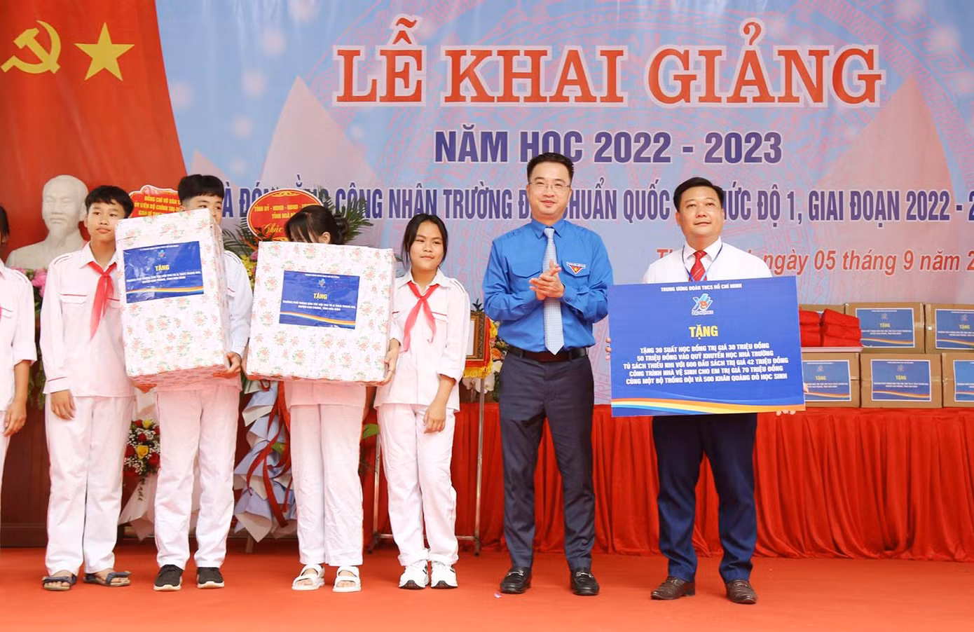 Nhân dịp khai giảng tại trường PTDTBT TH&amp;THCS Thung Nai (Hoà Bình), anh Nguyễn Tường Lâm - Bí thư T.Ư Đoàn, thay mặt Ban Bí thư T.Ư Đoàn đã trao tặng 30 suất học bổng Vừ A Dính trị giá 30 triệu đồng; tặng 50 triệu đồng vào quỹ khuyến học nhà trường; tặng tủ sách thiếu nhi với 600 đầu sách trị giá 42 triệu đồng; tặng công trình nhà vệ sinh cho em trị giá 70 triệu đồng cùng trống Đội và khăn quàng đỏ cho học sinh nhà trường và điểm trường khó khăn của huyện Cao Phong (Hoà Bình). Tổng giá trị 200 triệu đồng.