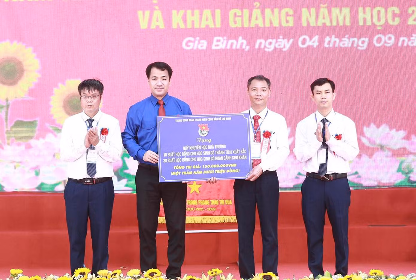 Trước đó, ngày 4/9, anh Ngô Văn Cương – Bí thư T.Ư Đoàn đã thay mặt Ban Bí thư T.Ư Đoàn trao học bổng và quà tặng trường THPT Gia Bình số 1 (Bắc Ninh), với tổng trị giá 150 triệu đồng.
