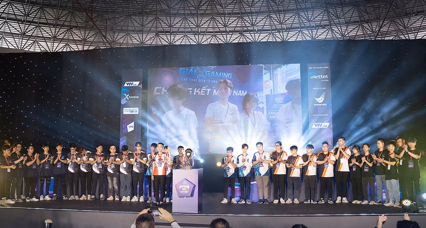 Bên ngoài có những bộ cosplay xịn xò thì bên trong nhà thi đấu, những trận đấu LMHT: Tốc Chiến, PUBG Mobile cực hấp dẫn được diễn ra.