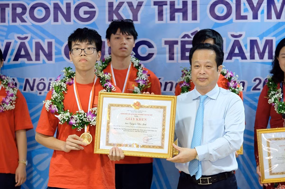 Giám đốc Sở GD - ĐT Hà Nội tặng Giấy khen cho các học sinh giành huy chương và thầy cô trong đoàn. Giám đốc Sở GD - ĐT Hà Nội tặng Giấy khen cho các học sinh giành huy chương và thầy cô trong đoàn.
