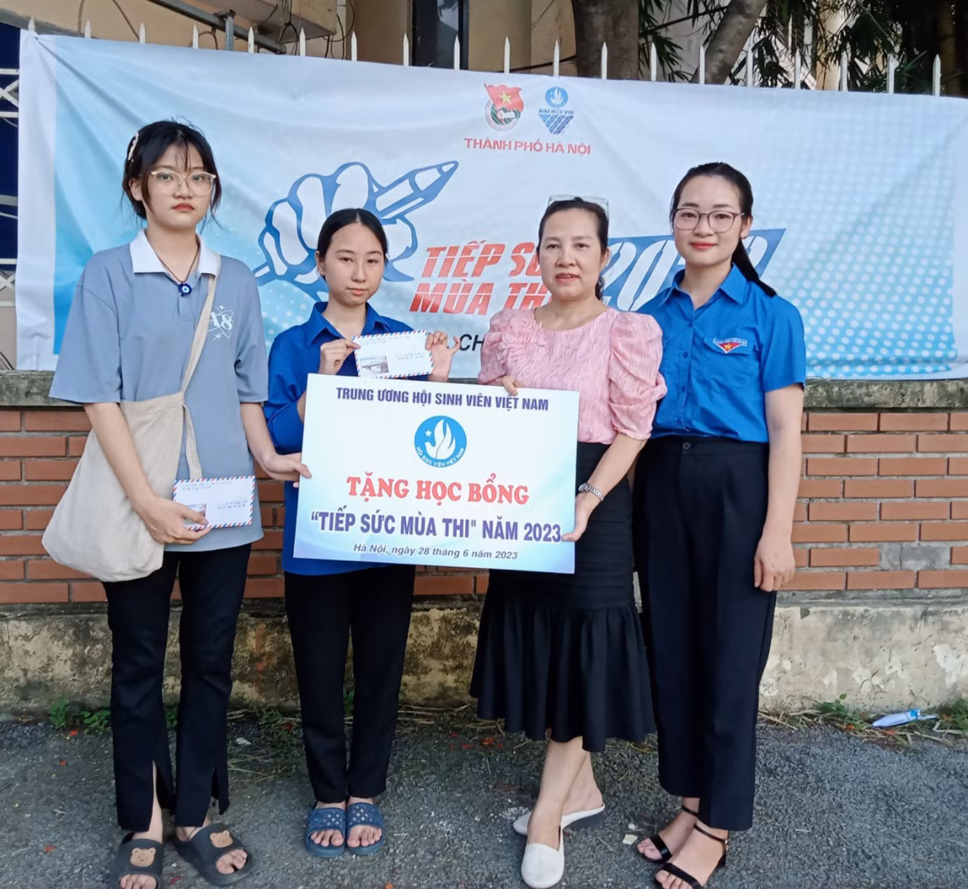 Trao học bổng 'Tiếp sức mùa thi' cho sĩ tử.