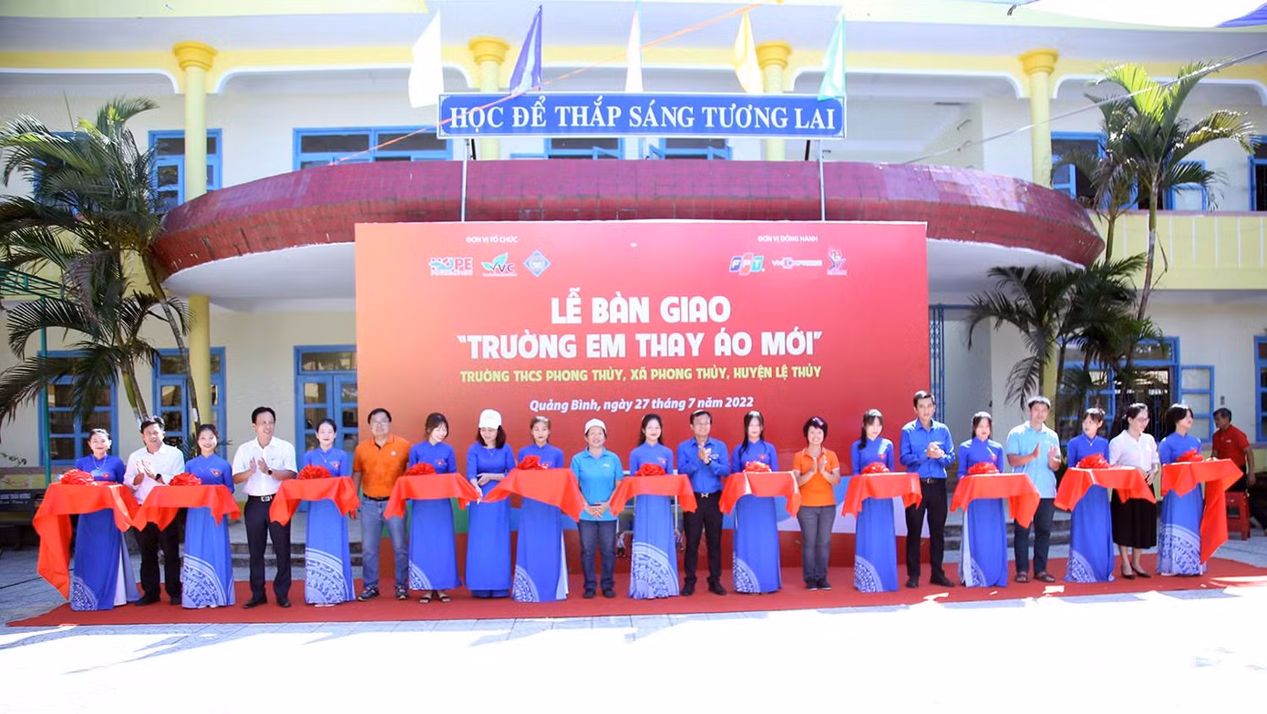 Lễ bàn giao "Trường em thay áo mới", tại huyện Lệ Thuỷ tỉnh Quảng Bình.