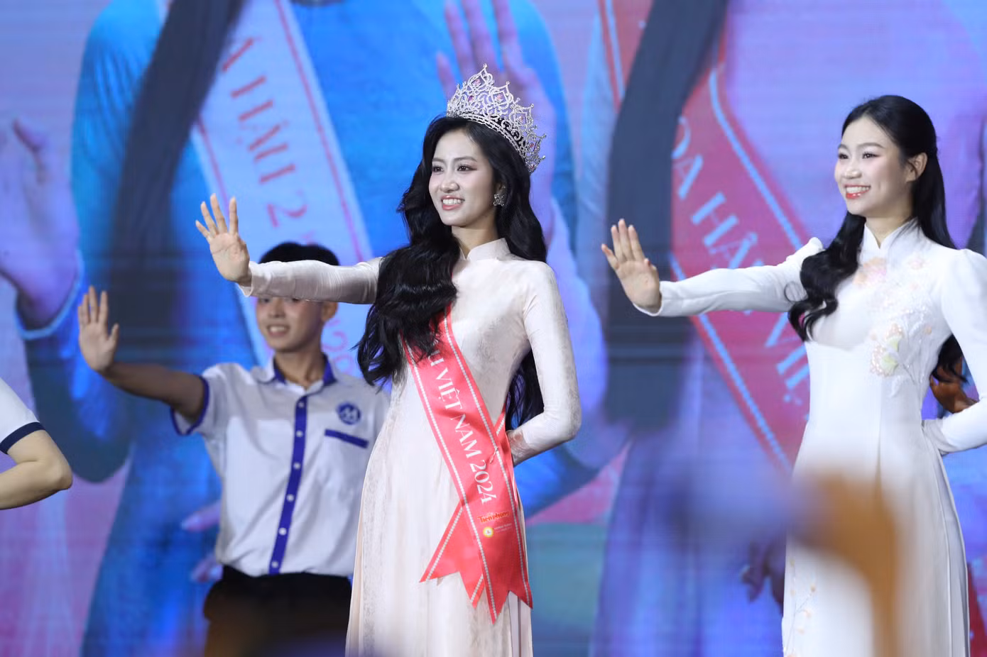 Hoa hậu Hà Trúc Linh và top 15 Hoa hậu Việt Nam 2024 Trần Thị Huyền Cơ nhảy cùng sinh viên trong lần trở về trường đầy xúc động.