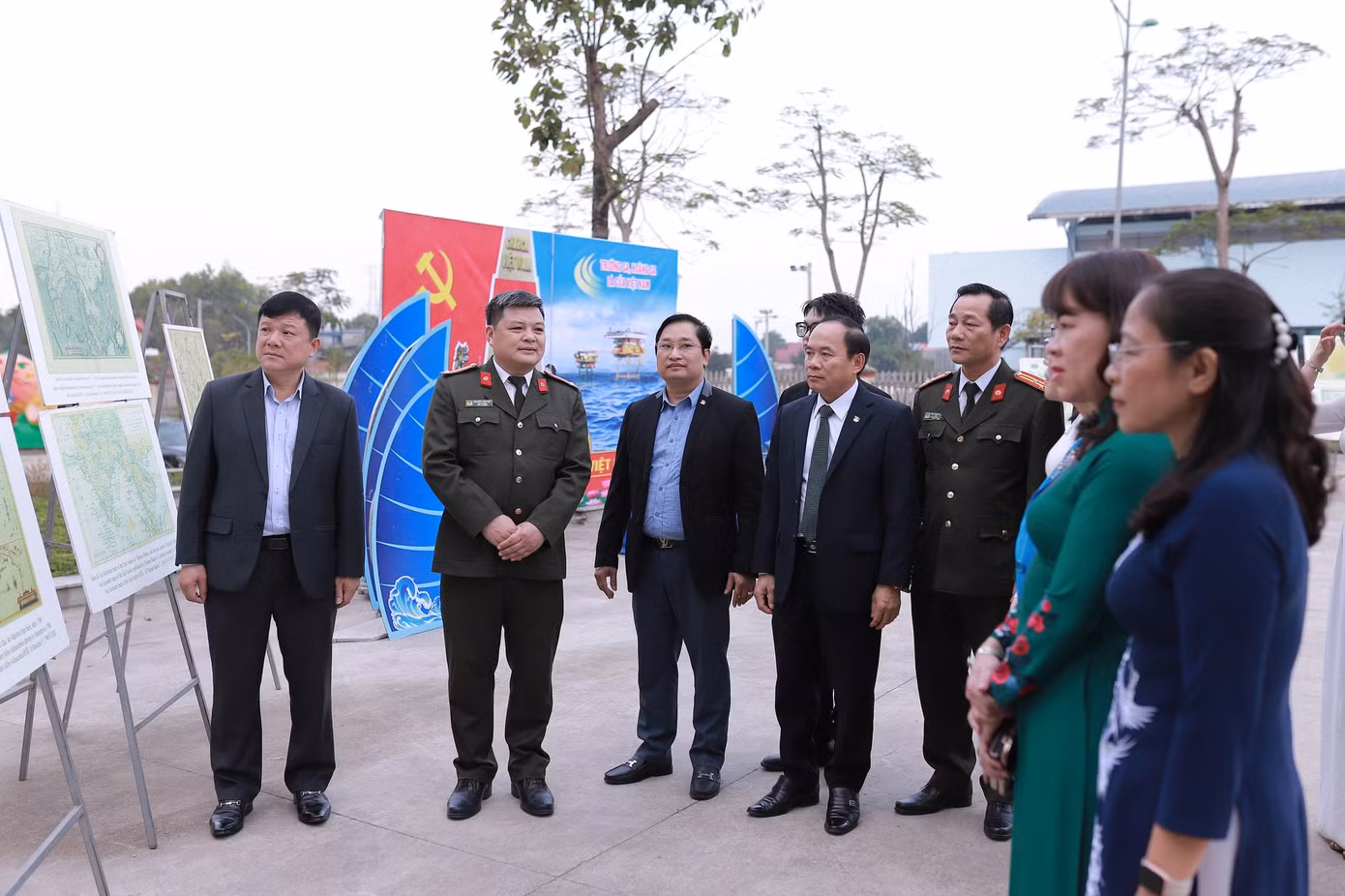 Các đại biểu tham quan triển lãm tại chương trình.