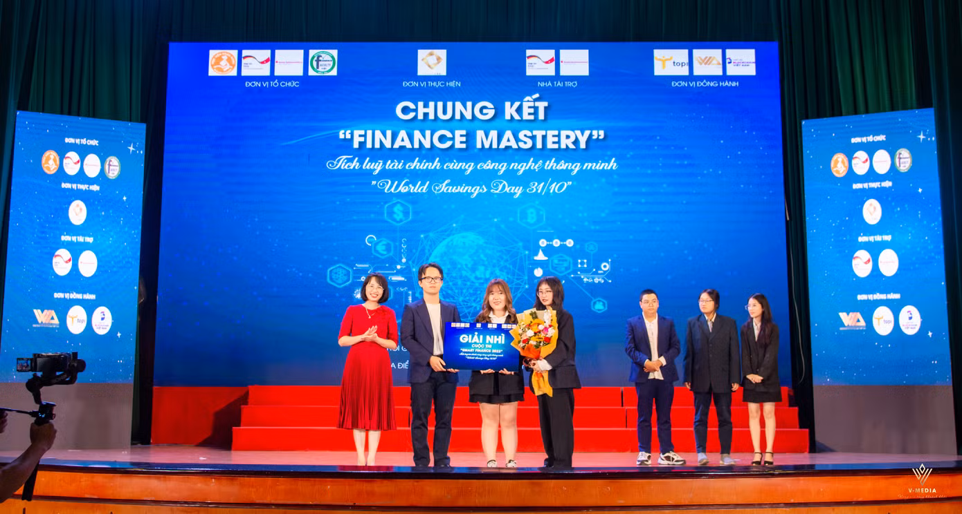 Ban Tổ chức trao giải cho các đội thi.