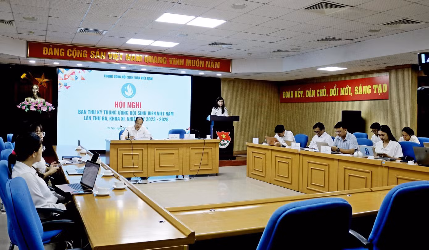 Chị Hồ Hồng Nguyên - Trưởng ban Thanh niên trường học T.Ư Đoàn, Phó Chủ tịch thường trực T.Ư Hội Sinh viên Việt Nam phát biểu khai mạc Hội nghị.