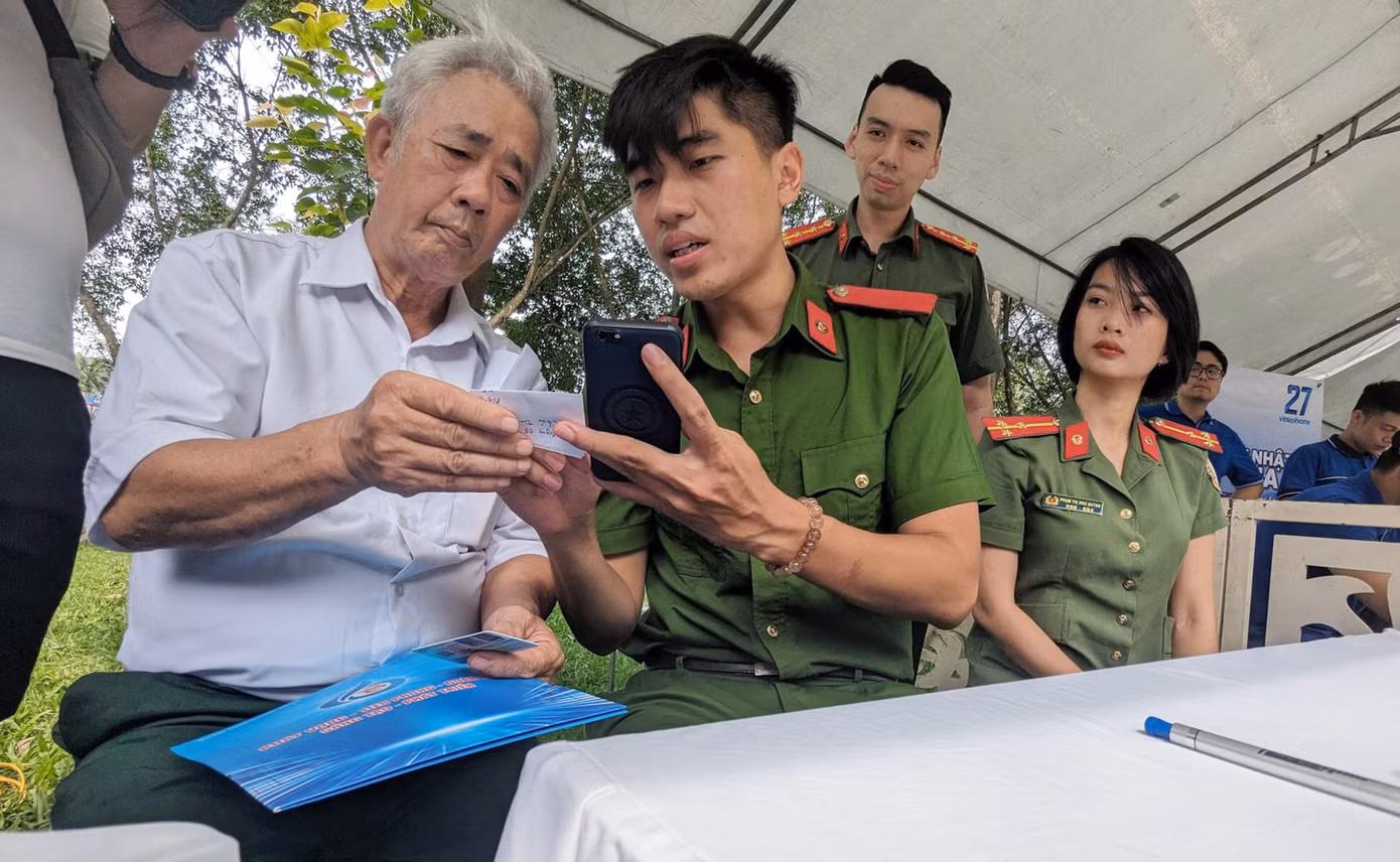 Các chiến sĩ công an Thủ đô hỗ trợ người dân đăng ký, cấp căn cước công dân, hộ chiếu, kích hoạt định danh điện tử.