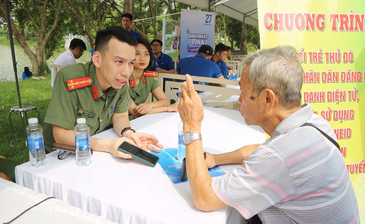 Các chiến sĩ công an Thủ đô hỗ trợ người dân đăng ký, cấp căn cước công dân, hộ chiếu, kích hoạt định danh điện tử.