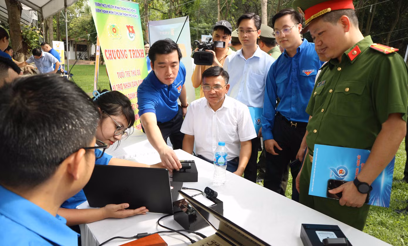 Các chiến sĩ công an Thủ đô hỗ trợ người dân đăng ký, cấp căn cước công dân, hộ chiếu, kích hoạt định danh điện tử.