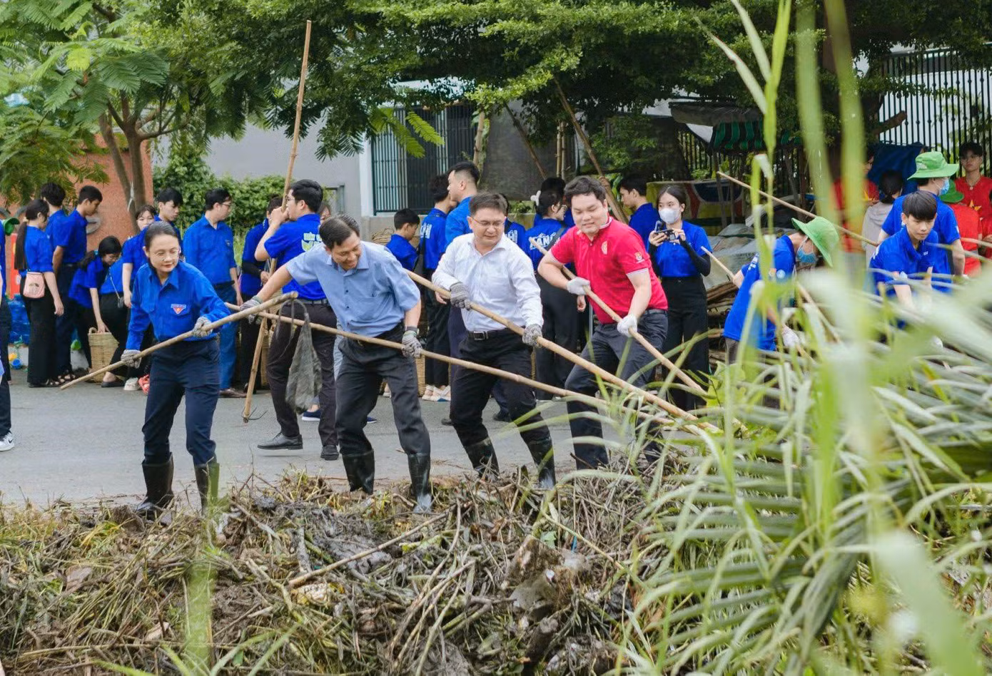 Thanh niên làm sạch môi trường tại các tuyến rạch, kênh con thuộc tuyến sông Vàm Thuật, TP. HCM. Thanh niên làm sạch môi trường tại các tuyến rạch, kênh con thuộc tuyến sông Vàm Thuật, TP. HCM.
