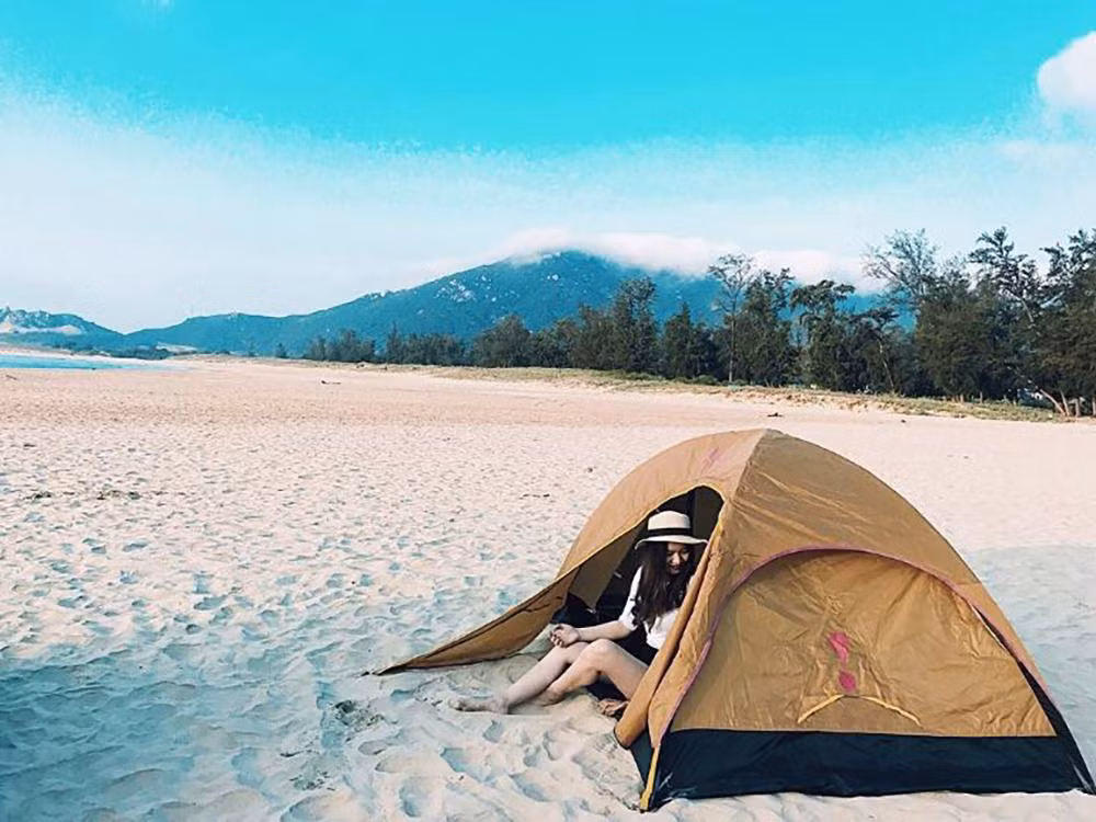 Bãi biển trên Đảo Hòn Dấu là một trong những điểm cắm trại lý tưởng dành cho các bạn trẻ.