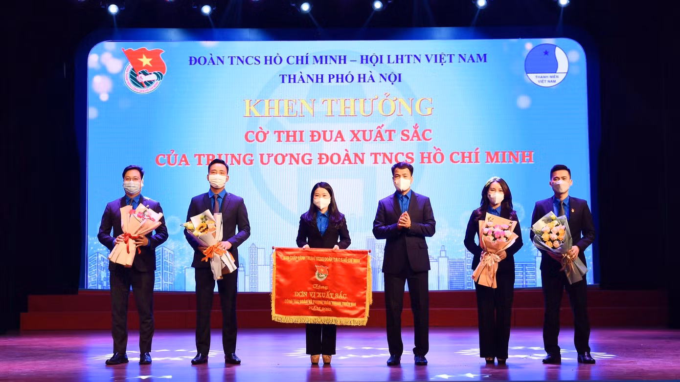 Bí thư Trung ương Đoàn Ngô Văn Cương trao cờ thi đua xuất sắc của T.Ư Đoàn Đoàn Thanh niên TP Hà Nội.