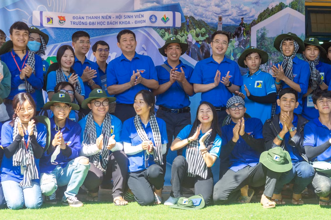 Anh Nguyễn Tường Lâm, Bí thư T.Ư Đoàn đến thăm và động viên các chiến sỹ tình nguyện 'Mùa Hè Xanh', trường ĐH Bách khoa (ĐH Đà Nẵng).