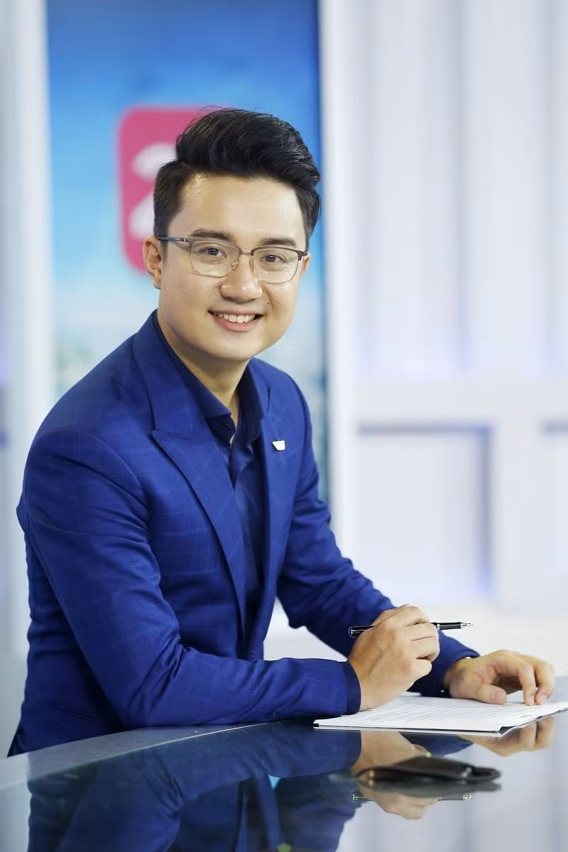 Tại điểm cầu trường THPT Chuyên Ngoại ngữ là MC Sơn Lâm. Tại điểm cầu trường THPT Chuyên Ngoại ngữ là MC Sơn Lâm.