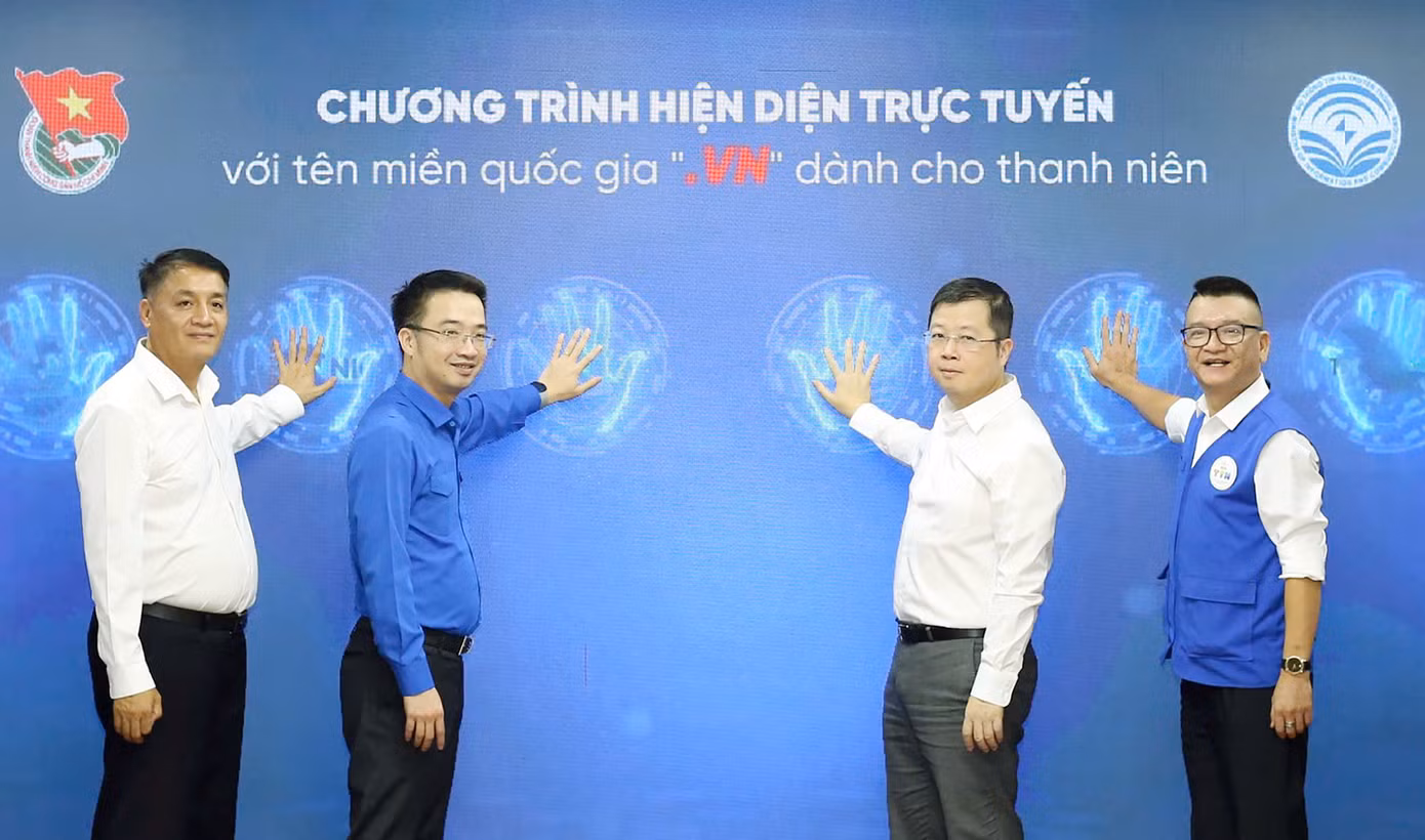 Các đại biểu thực hiện nghi thức phát động cuộc thi.