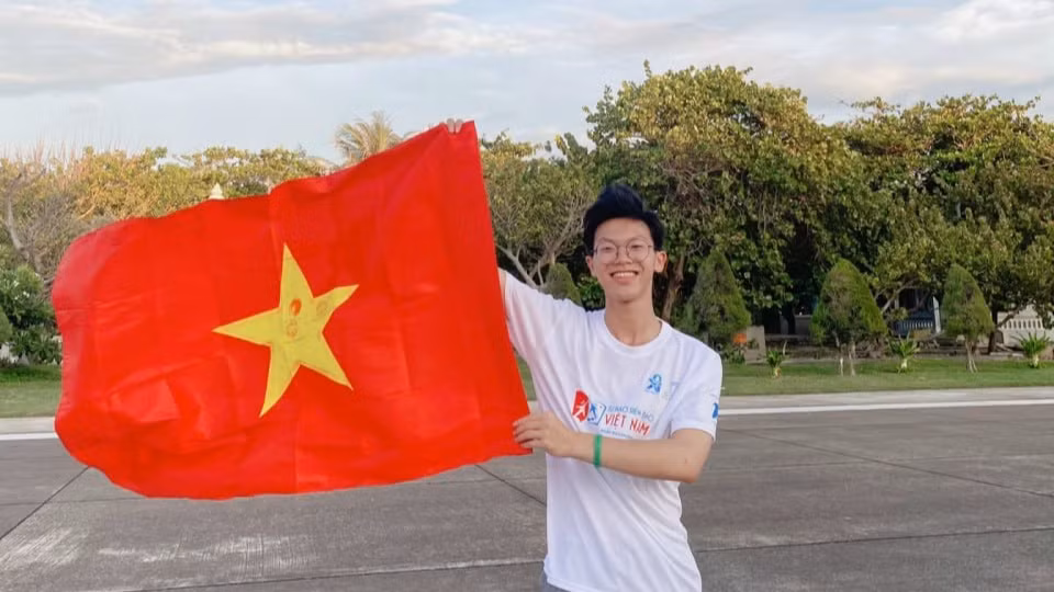 Hoàng Đức Chung với tình yêu mãnh liệt với biển đảo quê hương. Hoàng Đức Chung với tình yêu mãnh liệt với biển đảo quê hương.