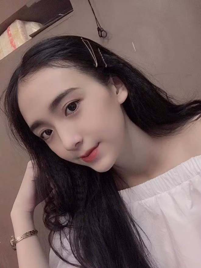 Trúc Phương sở hữu nhan sắc khiến nhiều người lầm tưởng là con lai, ngoại hình cao ráo, làn da trắng hồng không tỳ vết, đôi mắt sâu hút hồn, chiếc mũi thẳng tắp cùng nụ cười sáng và góc nghiêng thần thánh giúp cô bạn chiếm trọn cảm tình từ người đối diện. Hoc vien Hang khong