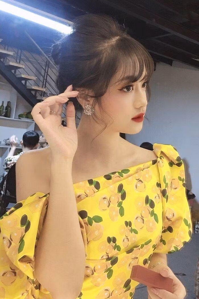 Khánh Linh đang là sinh viên năm 4 của trường Học viện Hàng Không TP. HCM. Hot girl 9X chia sẻ từ nhỏ đam mê ngành Hàng không và yêu thích được đi nhiều nước trên thế giới. Vì vậy, cô “bất chấp” sự ngăn cản của gia đình để gác mọi việc sang một bên, chuyên tâm thi đỗ vào ngôi trường nổi tiếng đào tạo tiếp viên và phi công. Hoc vien Hang khong