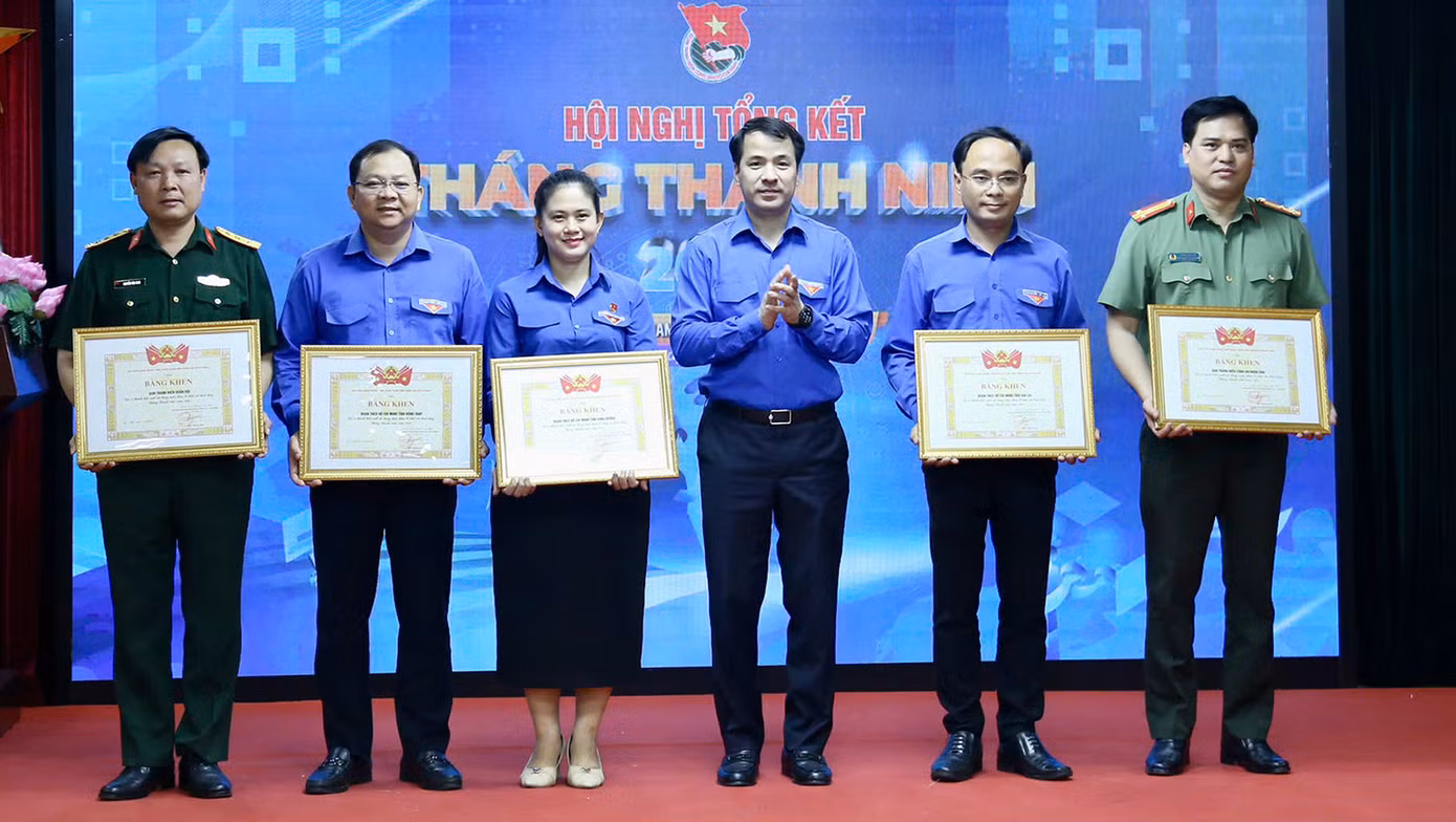Anh Ngô Văn Cương và anh Nguyễn Tường Lâm trao bằng khen cho các đơn vị.