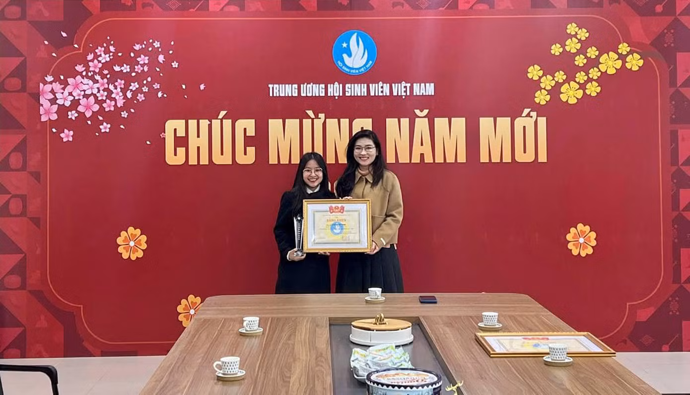 Nhân dịp này, T.Ư Hội đã trao tặng Bằng khen và Kỷ niệm chương danh hiệu ‘Sinh viên 5 tốt’ cấp T.Ư năm 2024 cho chị Nguyễn Thu Trang. Nhân dịp này, T.Ư Hội đã trao tặng Bằng khen và Kỷ niệm chương danh hiệu ‘Sinh viên 5 tốt’ cấp T.Ư năm 2024 cho chị Nguyễn Thu Trang.