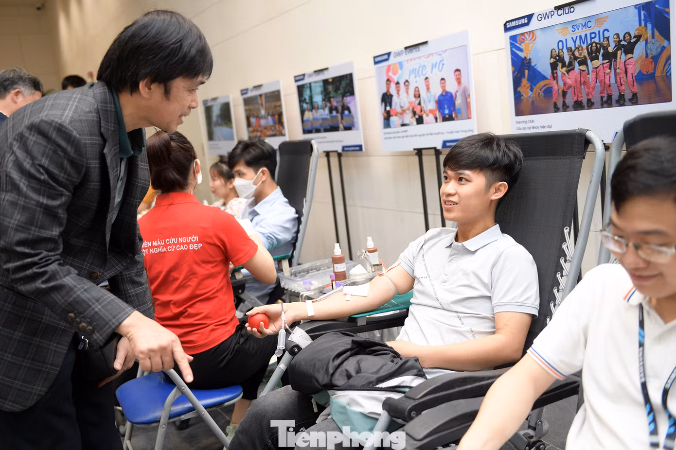 Nhà báo Nguyễn Huy Lộc - Ủy viên Ban Biên tập Báo Tiền Phong thăm hỏi lực lượng tình nguyện viên tham gia hiến máu tại chương trình.
