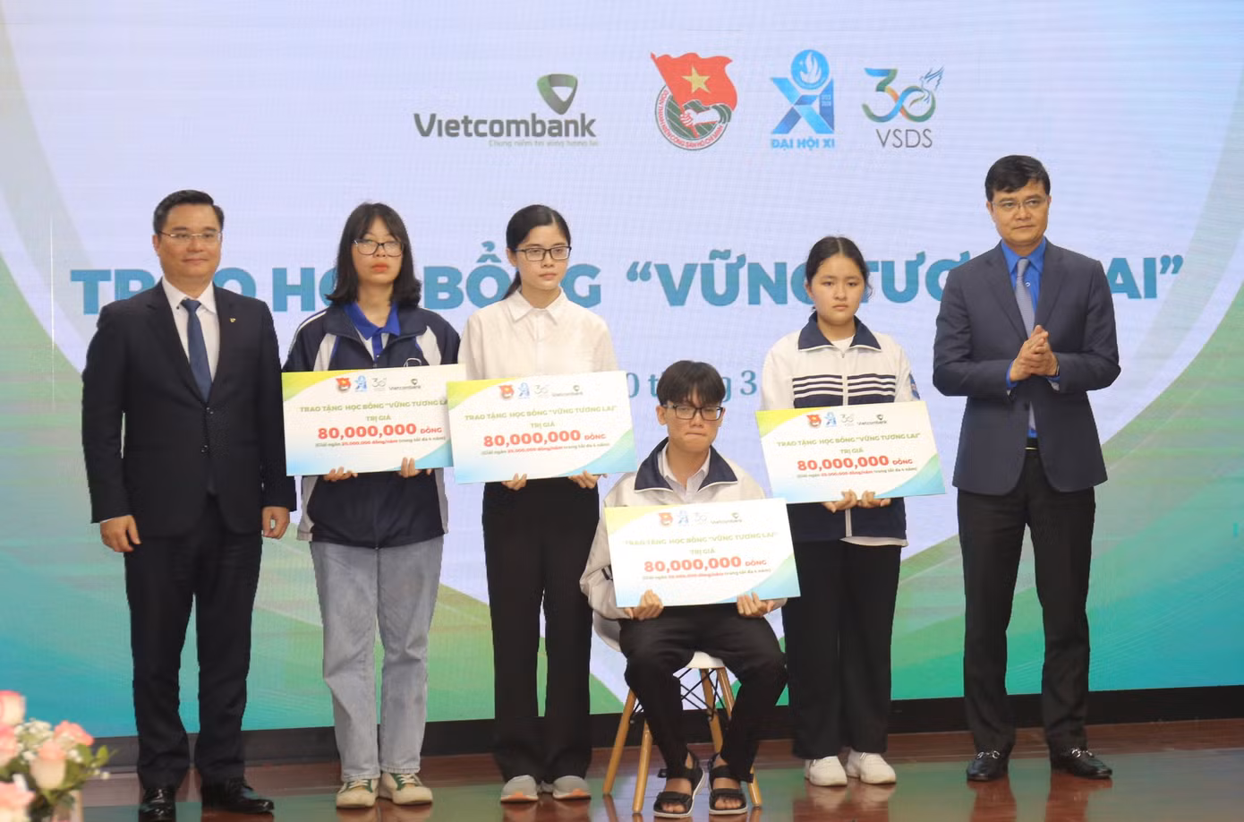 Các học sinh, sinh viên vượt khó nhận học bổng “Vững tương lai” tại chương trình.