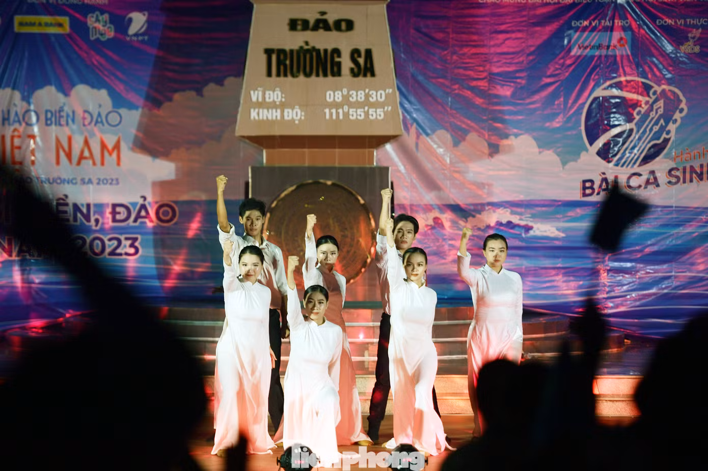 “Tôi cũng như tất cả các thành viên trong đoàn, nhất là các đại biểu tham gia biểu diễn hôm nay mong muốn, thông qua lời ca, tiếng hát, điệu nhảy... gửi những tình cảm thân thương nhất từ khắp mọi miền Tổ quốc, từ các bạn sinh viên trong và ngoài nước đến với biển đảo thân yêu, qua đó gửi gắm thông điệp: Trường Sa tuy xa cách về địa lý nhưng lại rất gần, bởi trong trái tim mỗi người luôn luôn có Trường Sa”, anh Nguyễn Minh Triết nói.