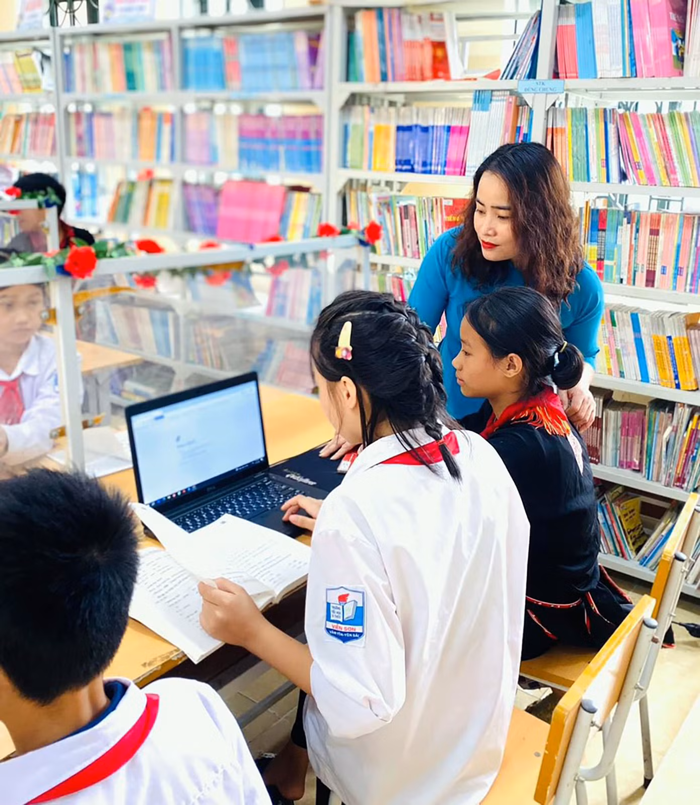 Cô giáo Trần Thị Thuỳ Liên trên lớp học. Cô giáo Trần Thị Thuỳ Liên trên lớp học.
