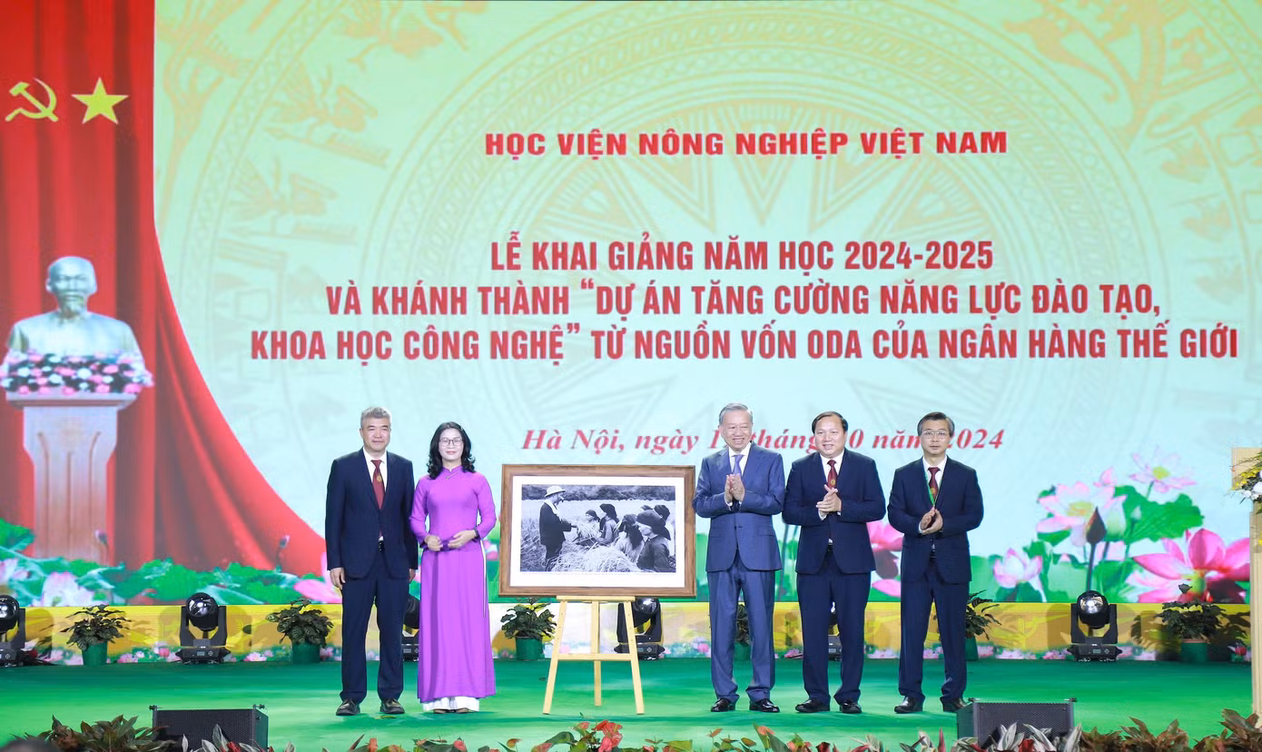 Tổng Bí thư, Chủ tịch nước Tô Lâm tặng Học viện Nông nghiệp Việt Nam bức ảnh Bác Hồ với nông dân.
