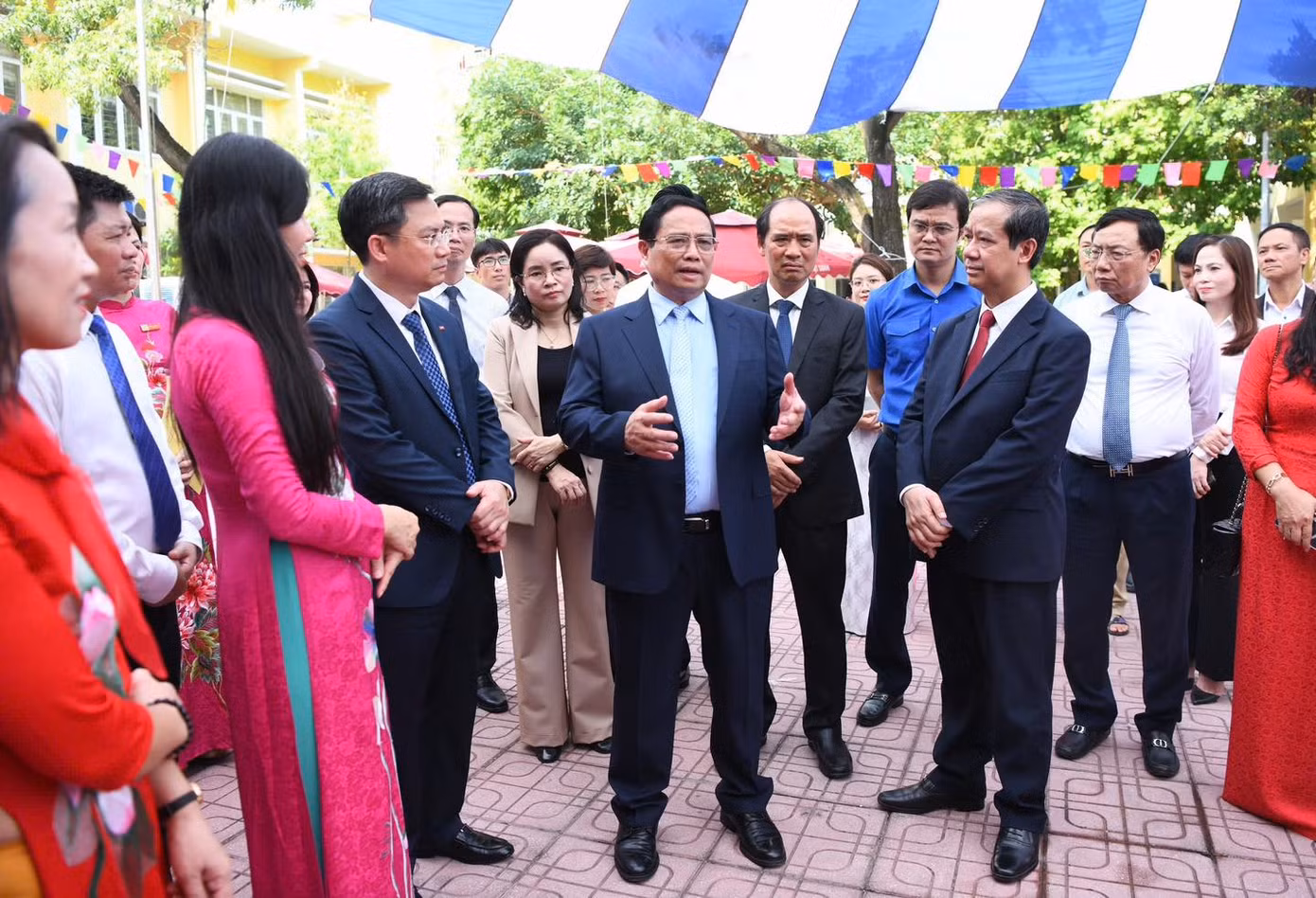 Cùng dự có Uỷ viên T.Ư Đảng, Bộ trưởng GD - ĐT Nguyễn Kim Sơn; Uỷ viên T.Ư Đảng, Bộ trưởng KH - CN Huỳnh Thành Đạt; Uỷ viên dự khuyết T.Ư Đảng, Bí thư thứ nhất T.Ư Đoàn Bùi Quang Huy, cùng lãnh đạo các bộ ngành, TP. Hà Nội.