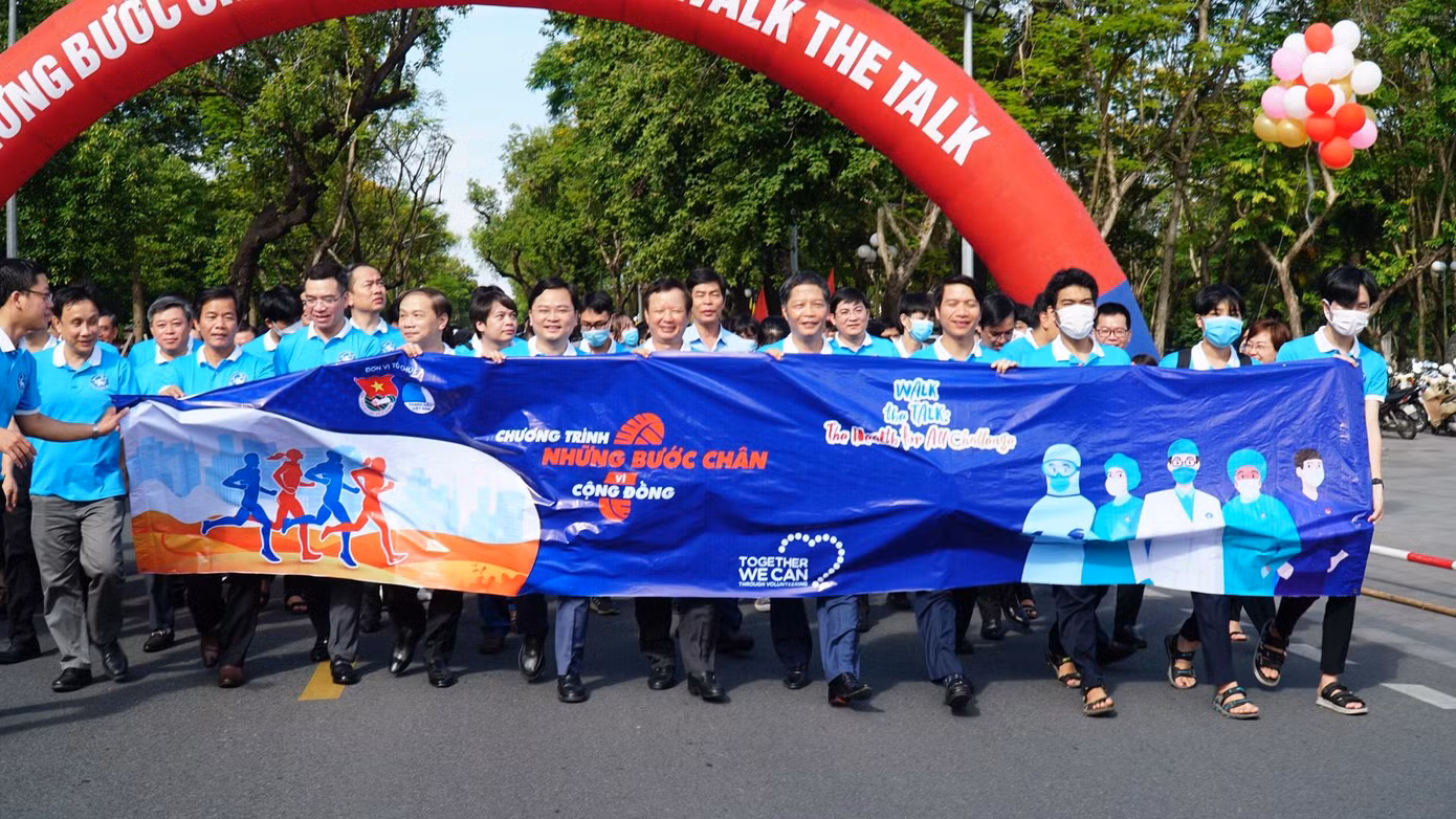 Hoạt động đi bộ "Những bước chân vì cộng đồng" gây quỹ xây nhà văn hóa cho người dân tộc thiểu số tại Việt Nam.