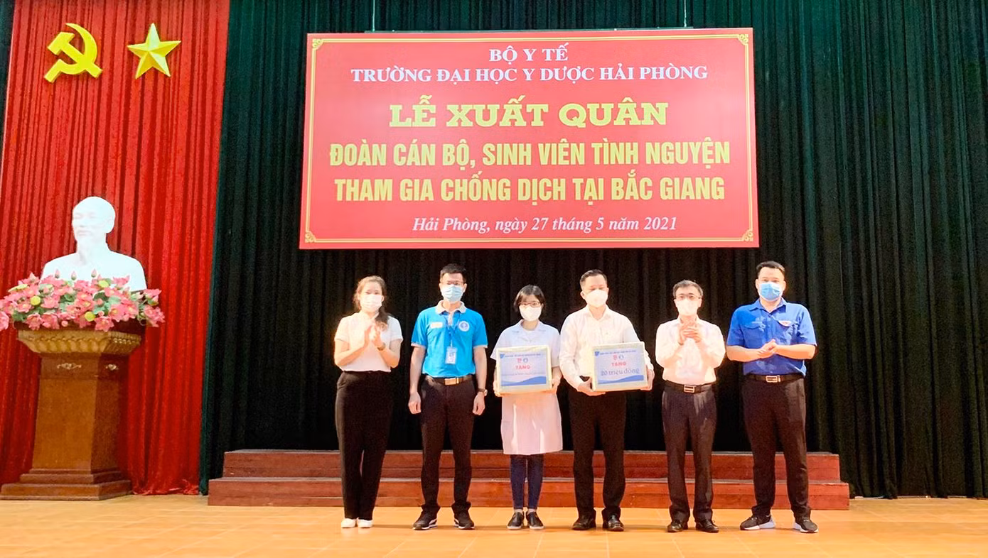 Đại diện Thành Đoàn, Hội LHTN, Hội Sinh viên TP. Hải Phòng tặng quà động viên lực lượng sinh viên, giảng viên trẻ lên đường hỗ trợ phòng chống dịch COVID-19 cho tỉnh Bắc Giang.