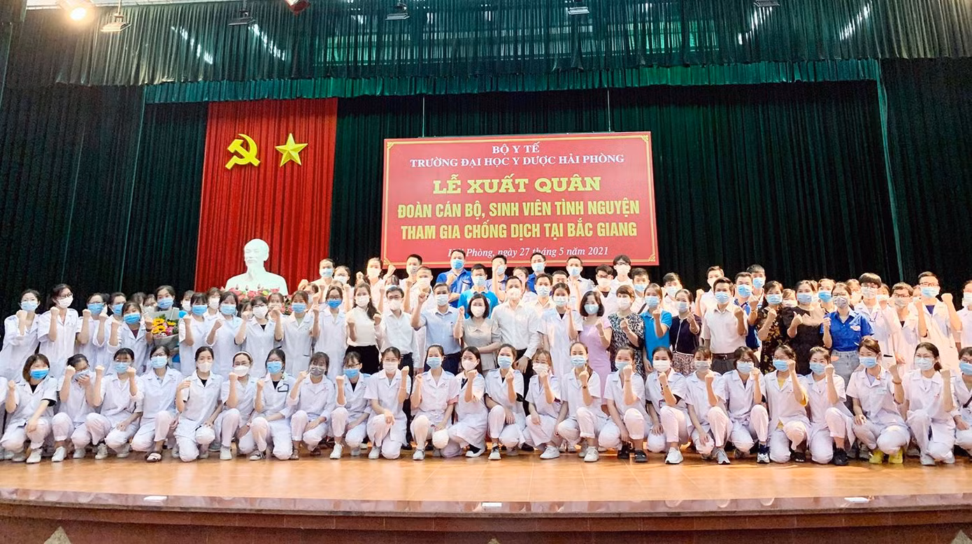 Gần 100 sinh viên, giảng viên Hải phòng lên đường chi viện cho Bắc Giang.