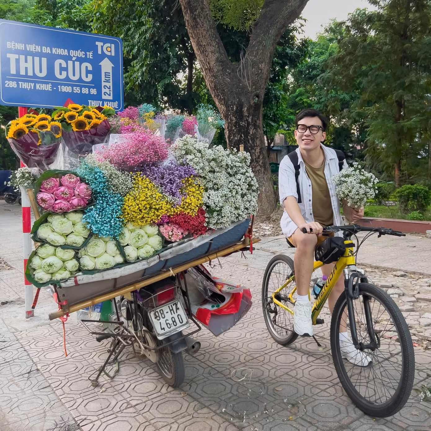 Hoạt động đạp xe, check in trên những con phố thơ mộng cũng được ưa chuộng.
