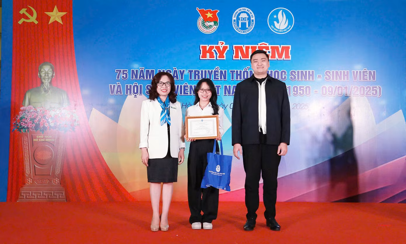 Lãnh đạo Hội Sinh viên TP. Hà Nội và Ban Giám hiệu trường chúc mừng Hội Sinh viên trường ĐH Mở Hà Nội nhân Kỷ niệm 75 năm Ngày truyền thống Học sinh, sinh viên và Hội Sinh viên Việt Nam.