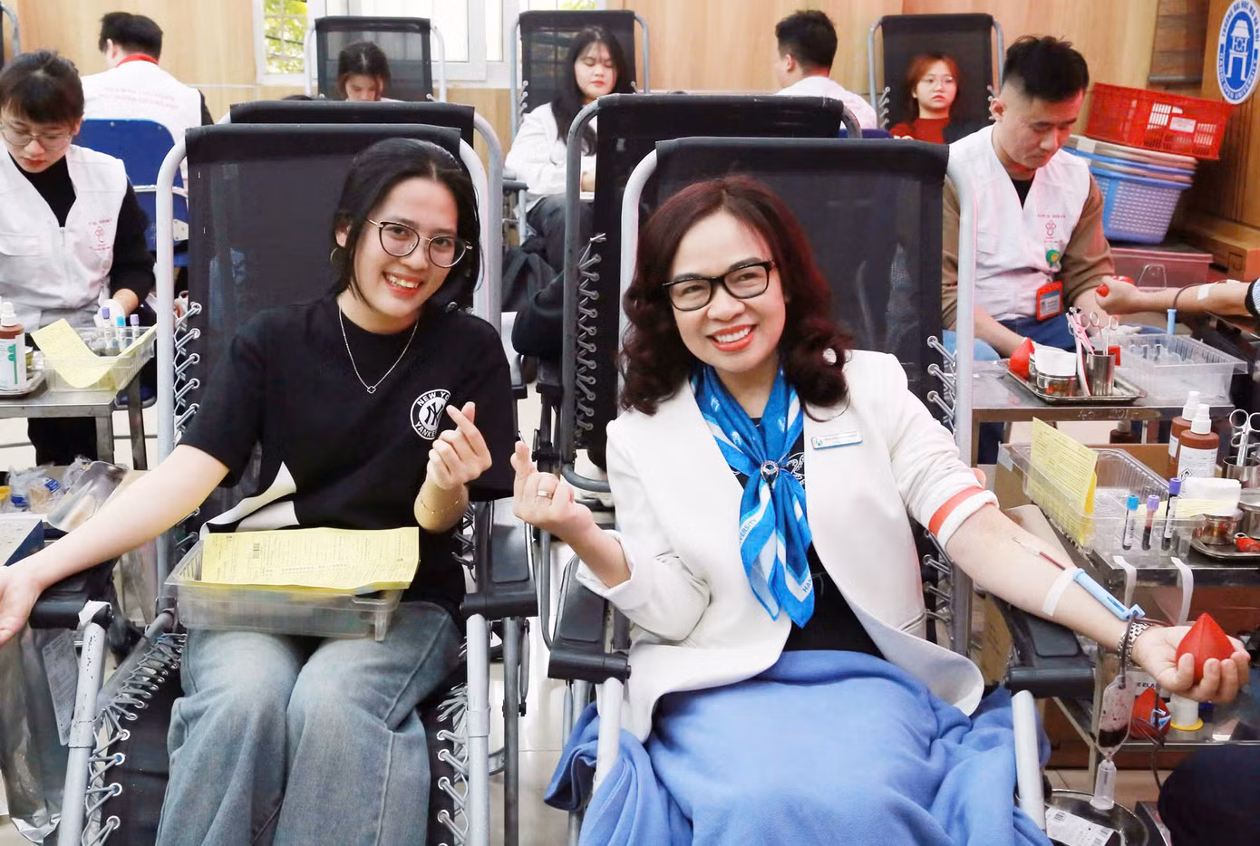 Lãnh đạo nhà trường cùng sinh viên tham gia hiến máu tại chương trình.
