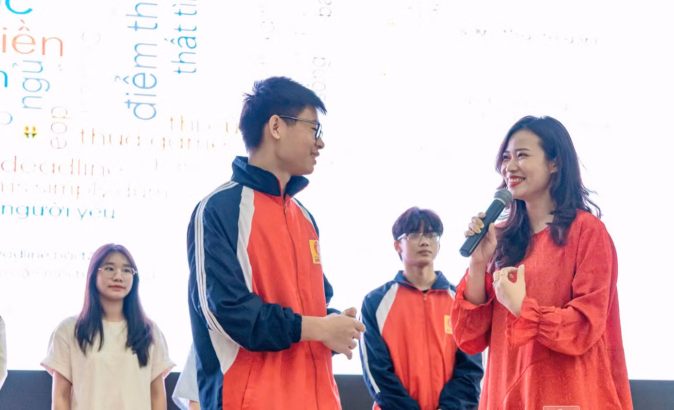 TS Nguyễn Thị Trang trao đổi với sinh viên. Ảnh: NVCC