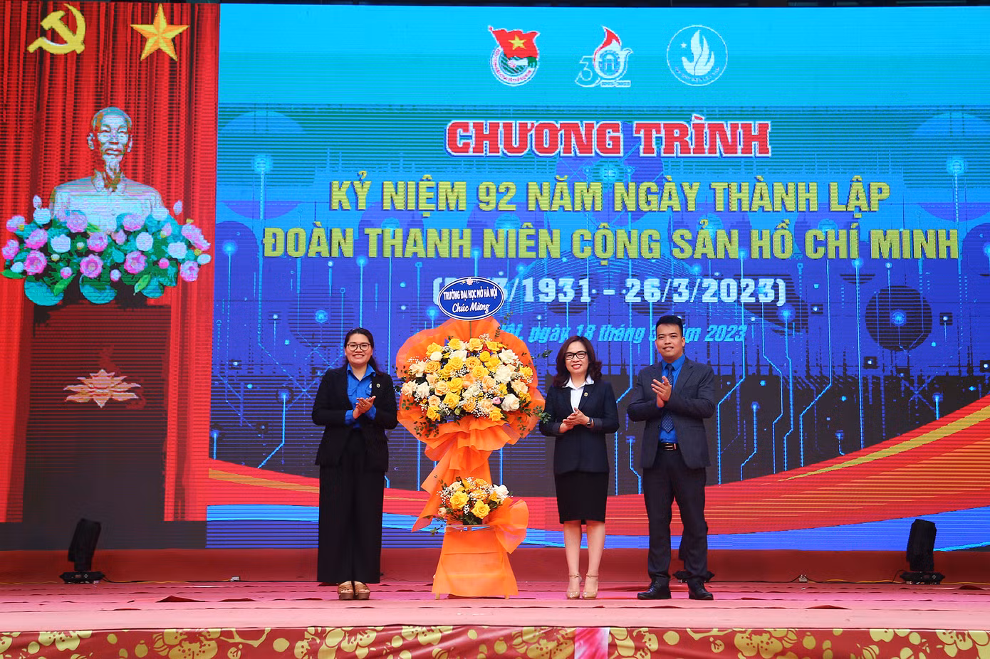 PGS. TS Nguyễn Thị Nhung - Hiệu trưởng trường ĐH Mở Hà Nội tặng hoa chúc mừng Đoàn trường.