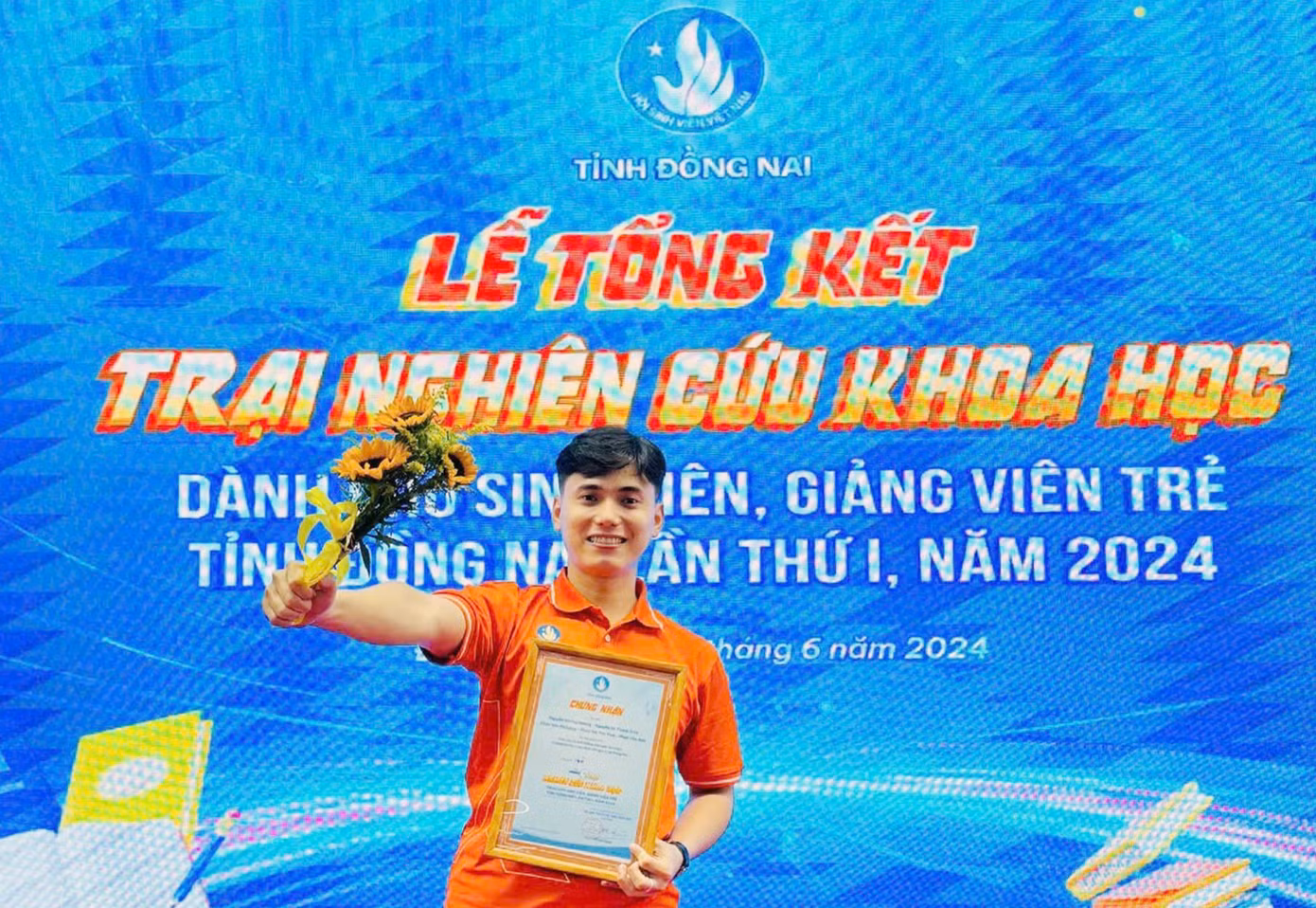 Nam sinh trường ĐH Lạc Hồng giành được nhiều thành tích đáng nể.