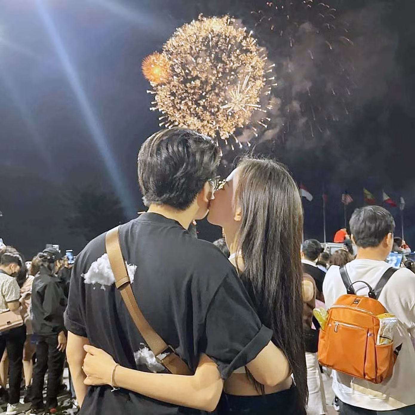Nhiều cặp đôi cùng nhau chiêm ngưỡng màn pháo hoa chào đón Năm mới.
